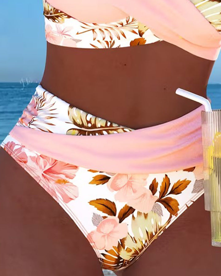 Kontrasztos virágmintás bikini hasítékkal