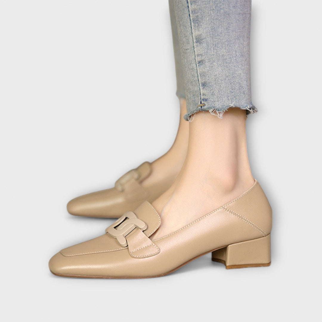 Monika - Elegáns Fényes Papucs