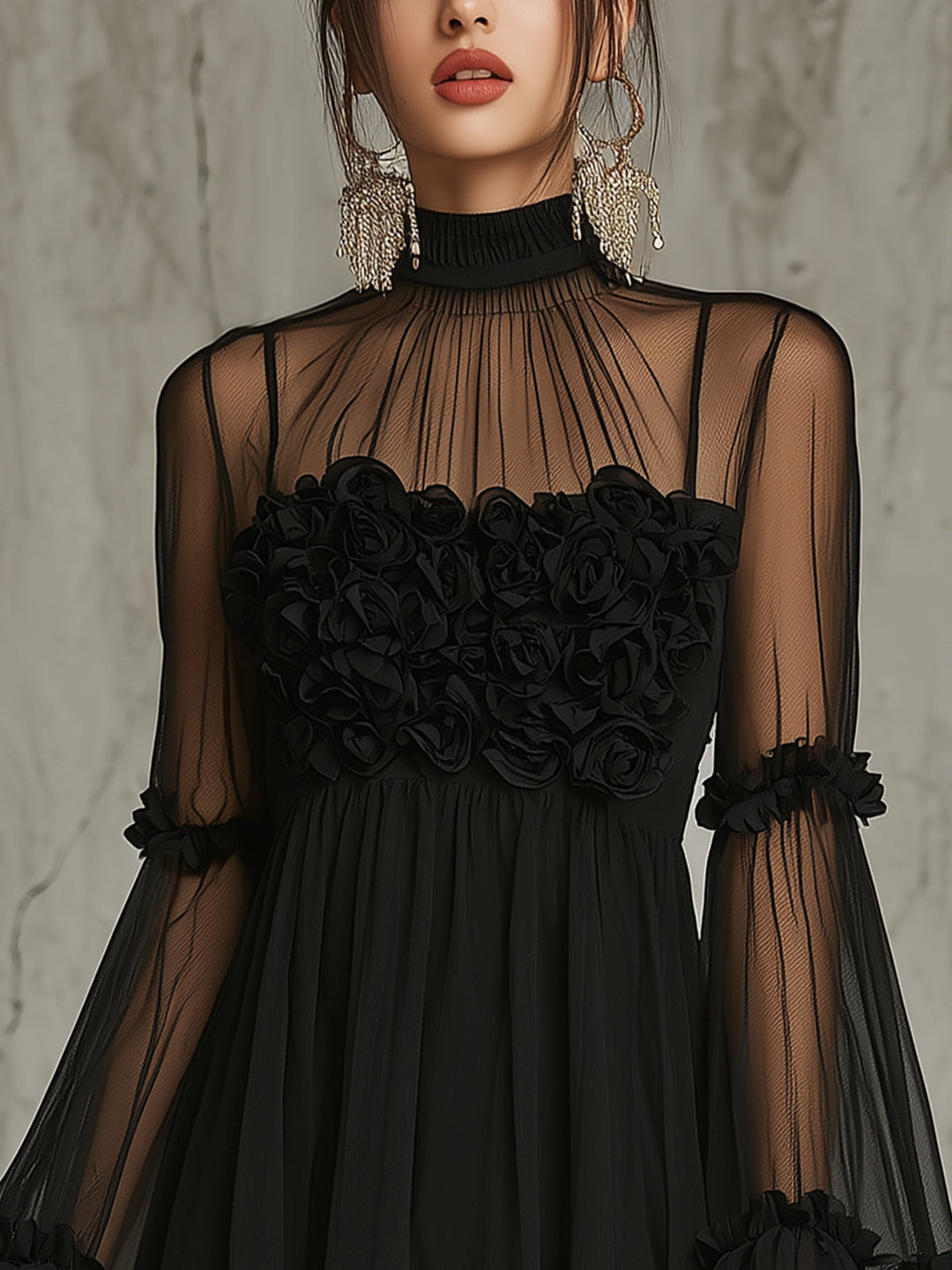 Fekete Virágmintás Pliszé Chiffon Mini Ruha Magas Nyakkal - Image 4
