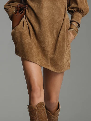 Barna Suede Mini Ruha Cipzárral és Magas Gallérral - Image 3