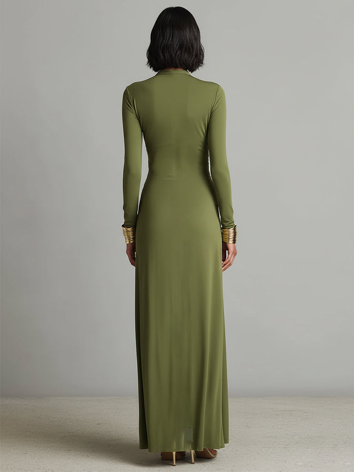 Seide V-Ausschnitt Maxi Kleid, elegantes Damen Sommerkleid, Rückansicht, fließender Stoff, Model.