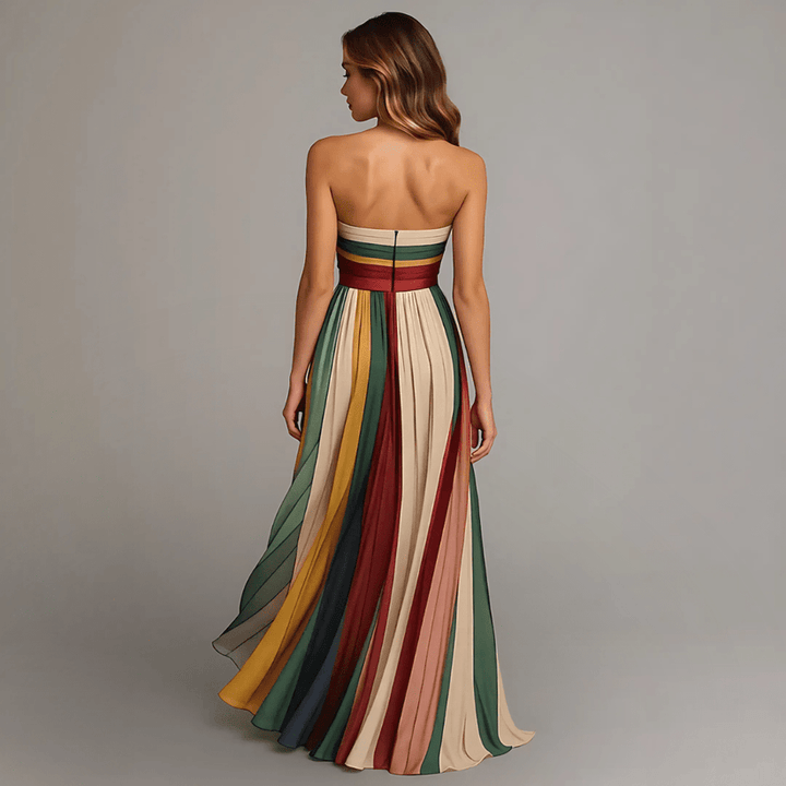 Maxikleid bunt gestreift, ärmellos, elegant, Seitenansicht, Model in Sommerkleid, Position 3.